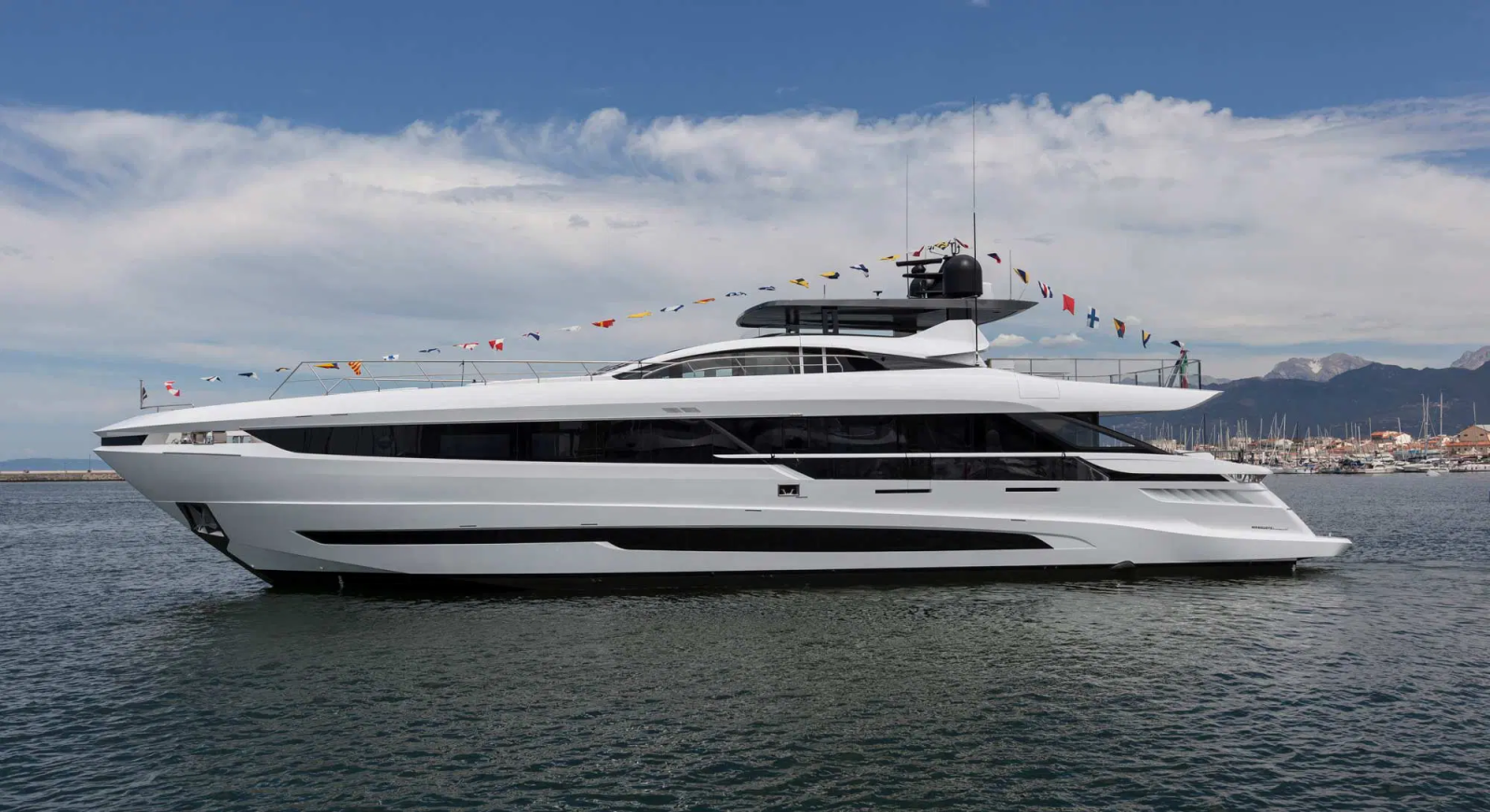 Mangusta Gransport 33 Hull 5 sitting in open water